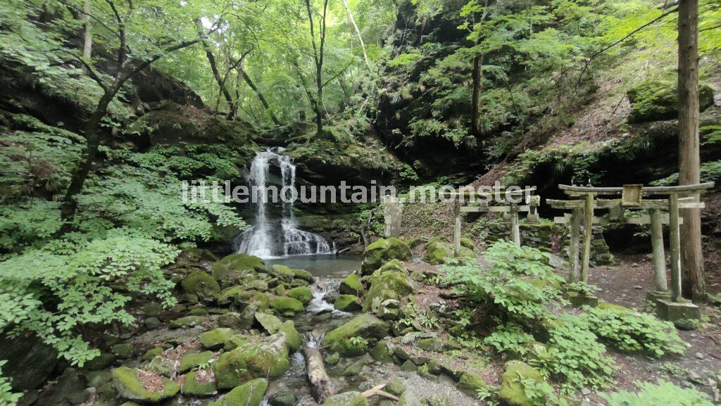 丁目石もたまにある！三峯神社の表参道を登る