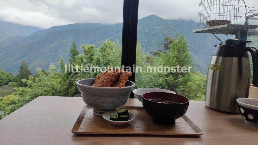 絶景テラス席で登山メシ！大島屋さんで、わらじカツ丼