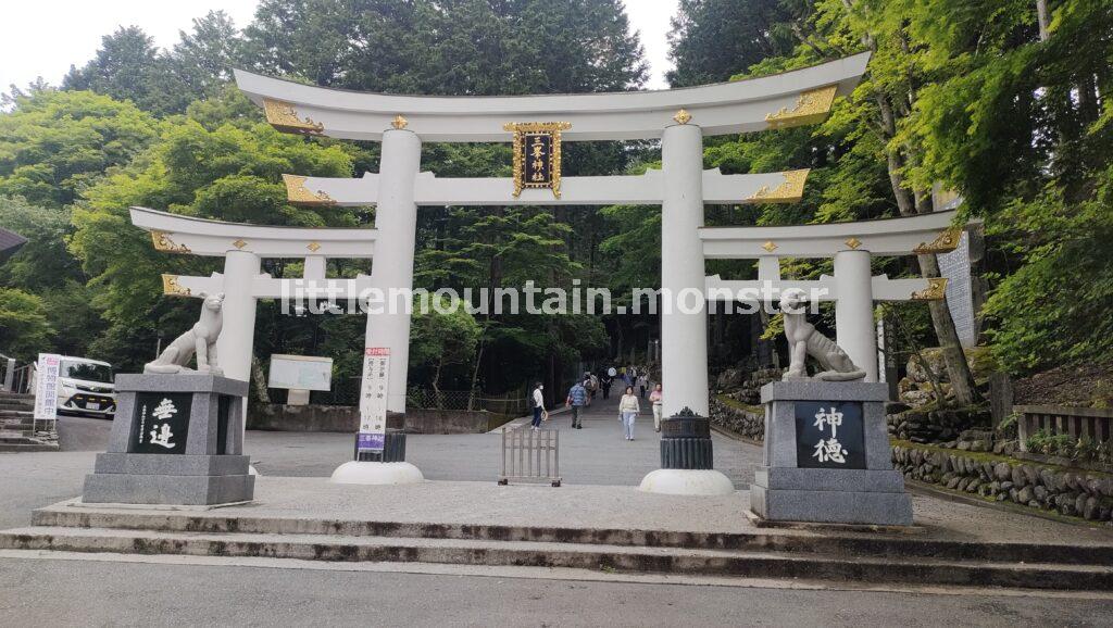 三峯神社で、禊ぎと祈りを捧げる