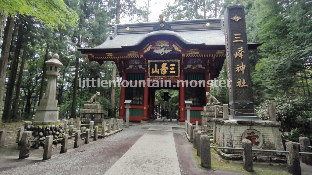 三峯神社で、禊ぎと祈りを捧げる