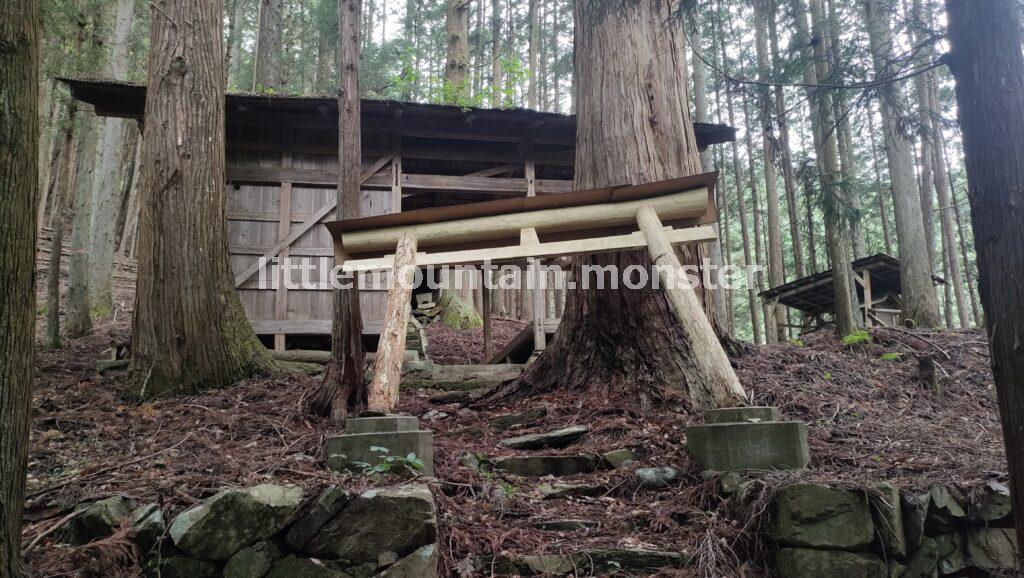 三峯神社の裏参道を岡本バス停目指して下っていく