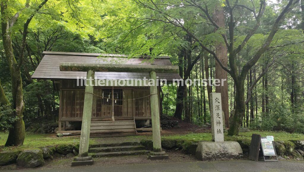 南沢あじさい山まで、赤い帽子のこびとさんたちが案内してくれる