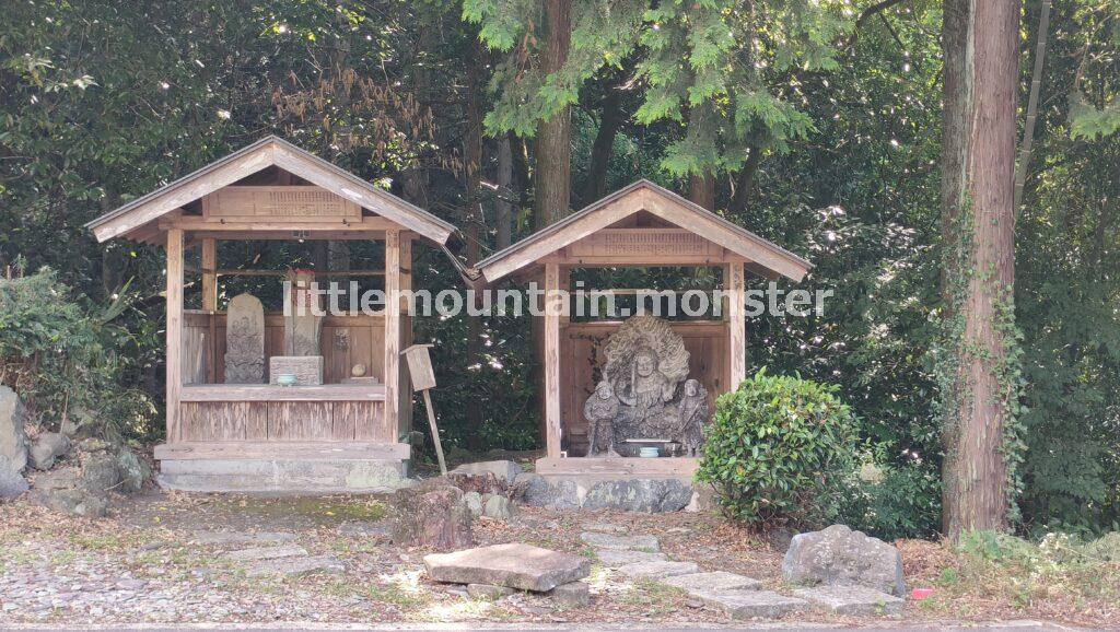 お寺、神社にお参りをしながら、舗装路を進む