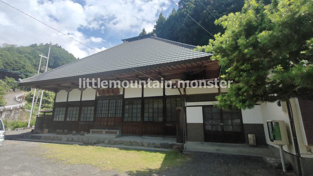 お寺、神社にお参りをしながら、舗装路を進む