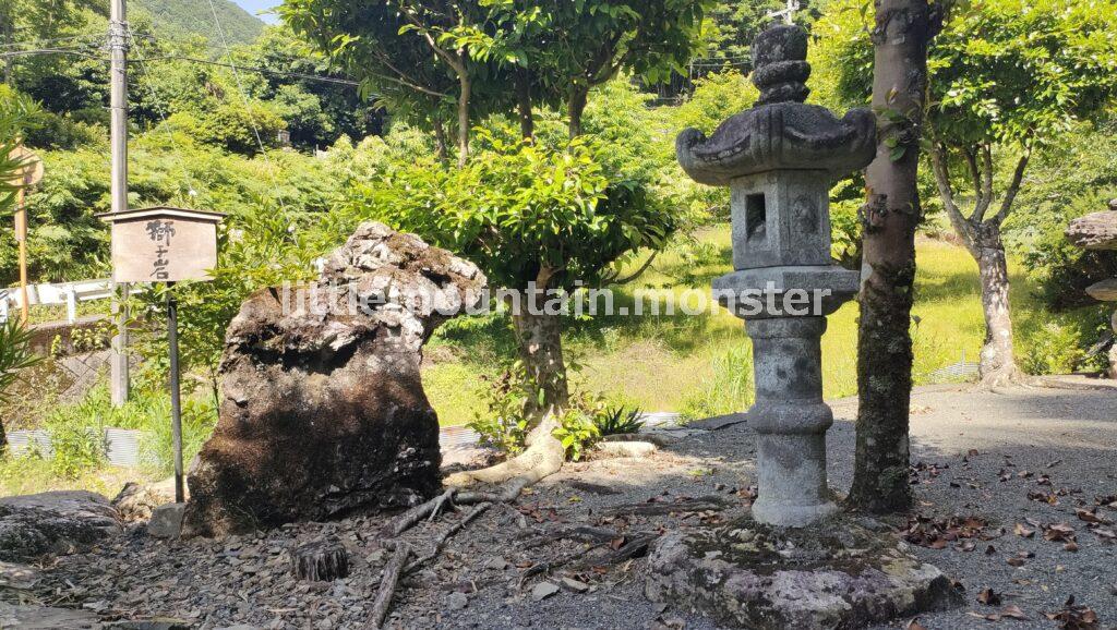 お寺、神社にお参りをしながら、舗装路を進む
