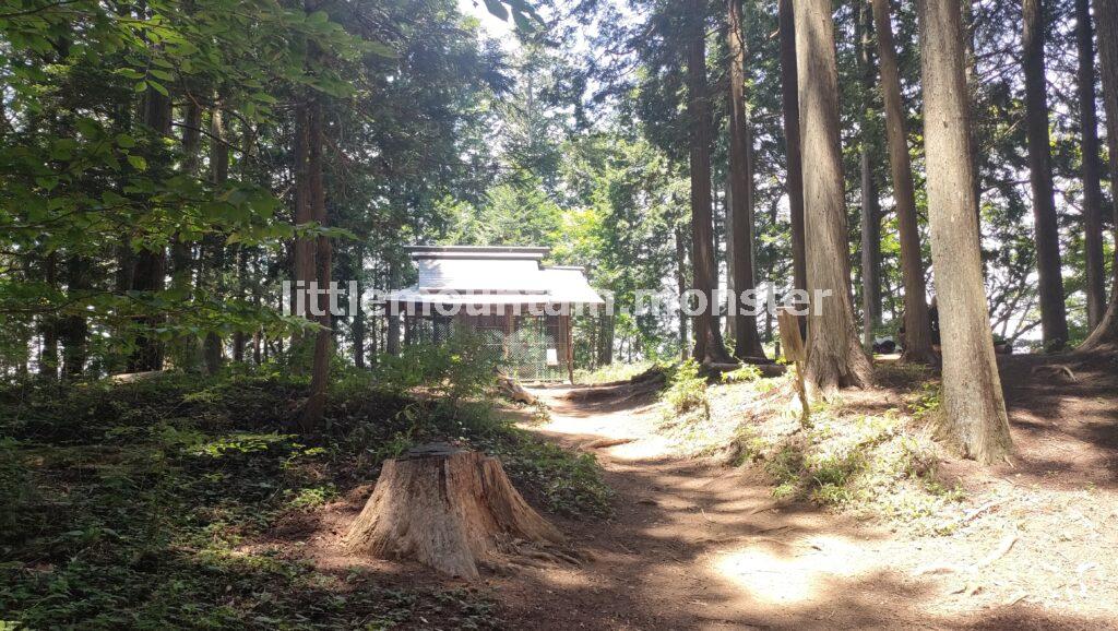 惣岳山（そうがくさん）頂上（756m）には青渭神社の奥の院があるよ