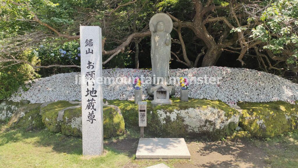 岩を3年かけて彫刻したものが原型！日本一の大仏さま