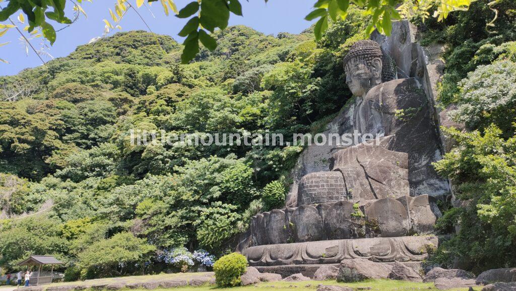 岩を3年かけて彫刻したものが原型！日本一の大仏さま