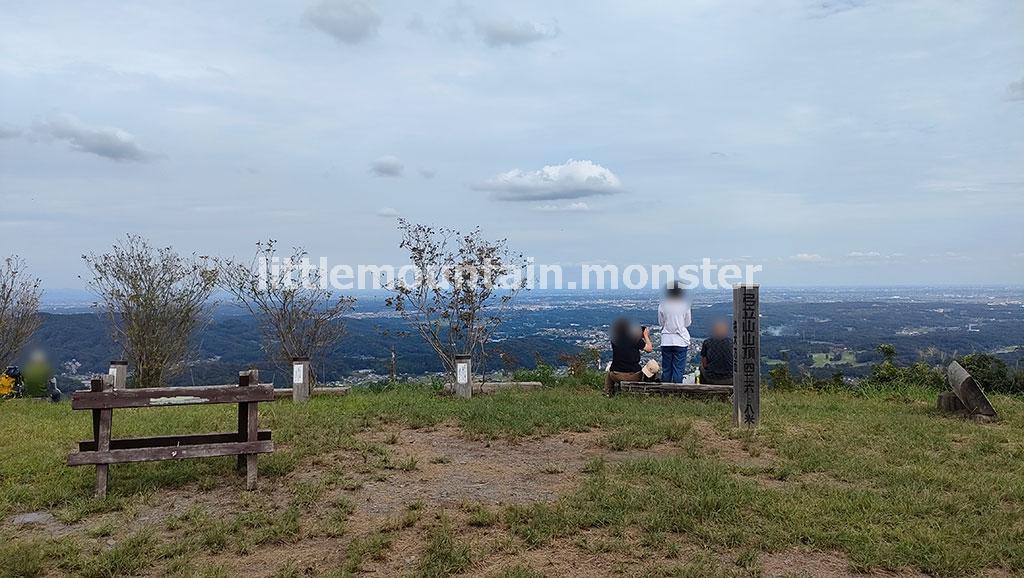 男鹿岩からは岩の間を進み、弓立山山頂（426.8m）へ