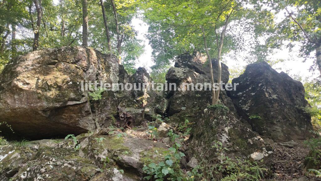 三ッ石磐座、作りかけの縄文小屋などを愛でつつ下山