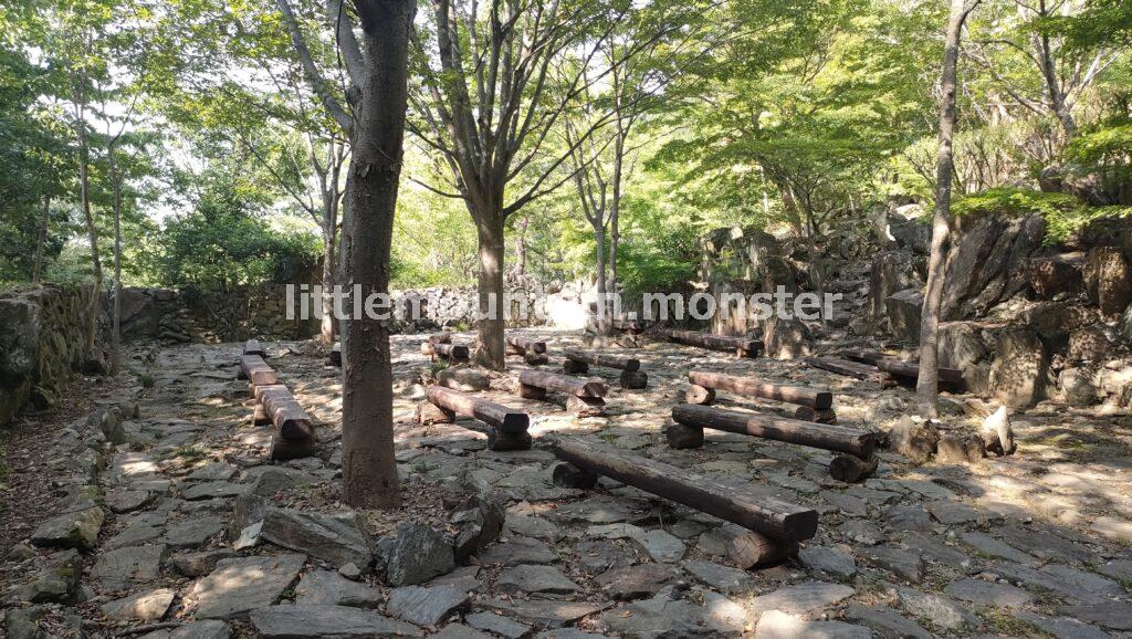 三ッ石磐座、作りかけの縄文小屋などを愛でつつ下山