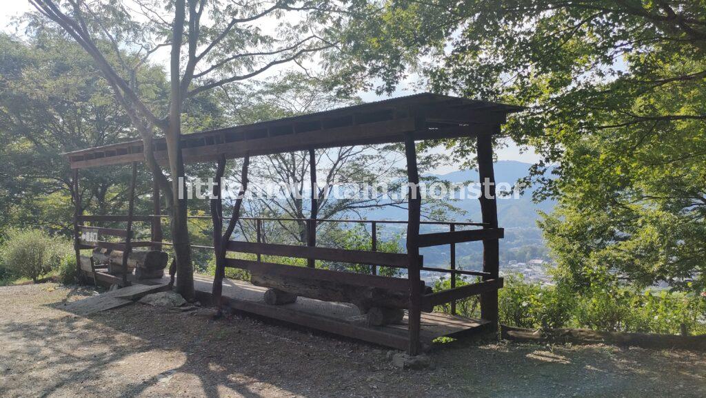 三ッ石磐座、作りかけの縄文小屋などを愛でつつ下山