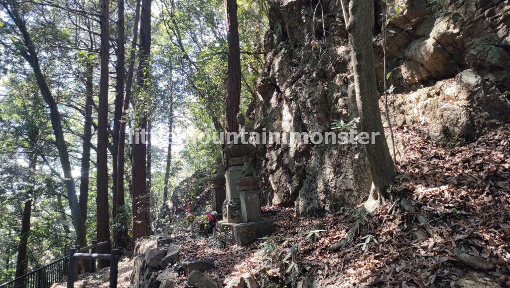 十六羅漢像を愛でつつ、天覧山山頂へ