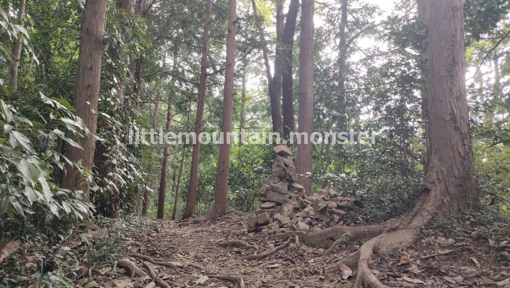 男鹿岩からは連続する岩の間を進む
