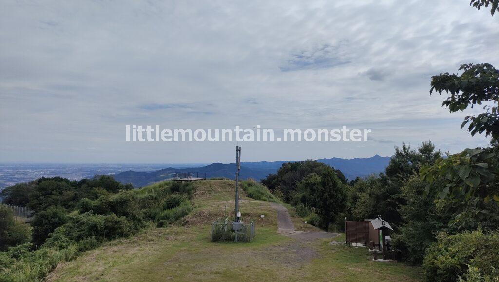 男鹿岩からは岩の間を進み、弓立山山頂（426.8m）へ