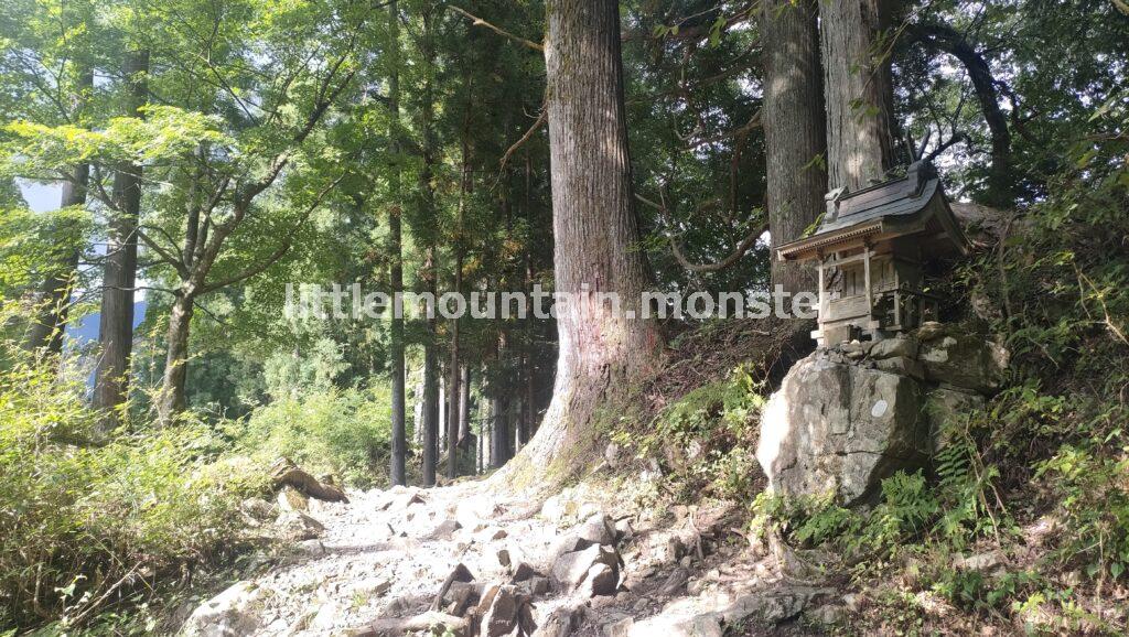 熊野神社経由でJR鳩ノ巣駅まで下る