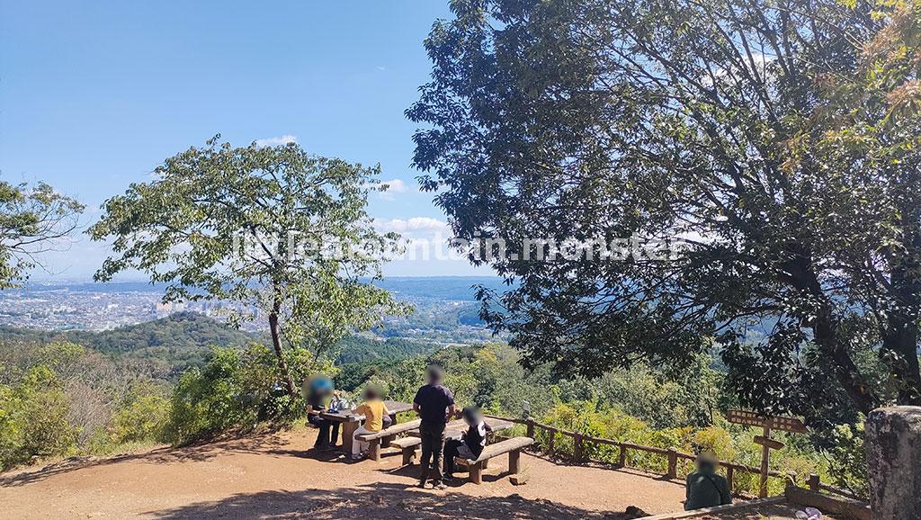 見返り坂→雨乞い池を経て多峯主山山頂(271m)へ
