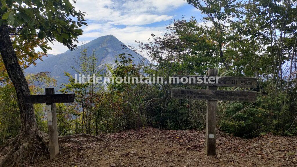 この登山コースで唯一展望のある山頂!焼山(850 m)