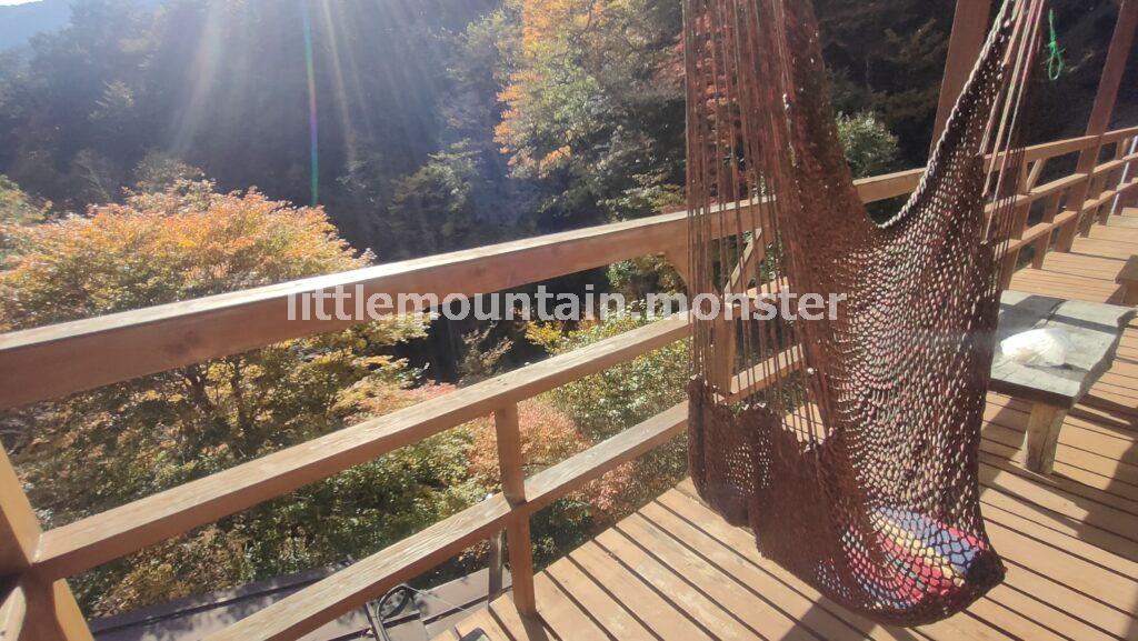 三条の湯でまったり過ごす。温泉、ハンモック、読書、薪ストーブなど
