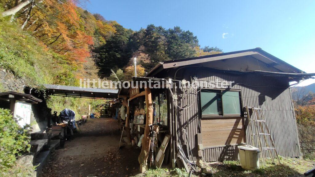 緑と黄色と紅!渓流沿いの林道で三条の湯を目指す