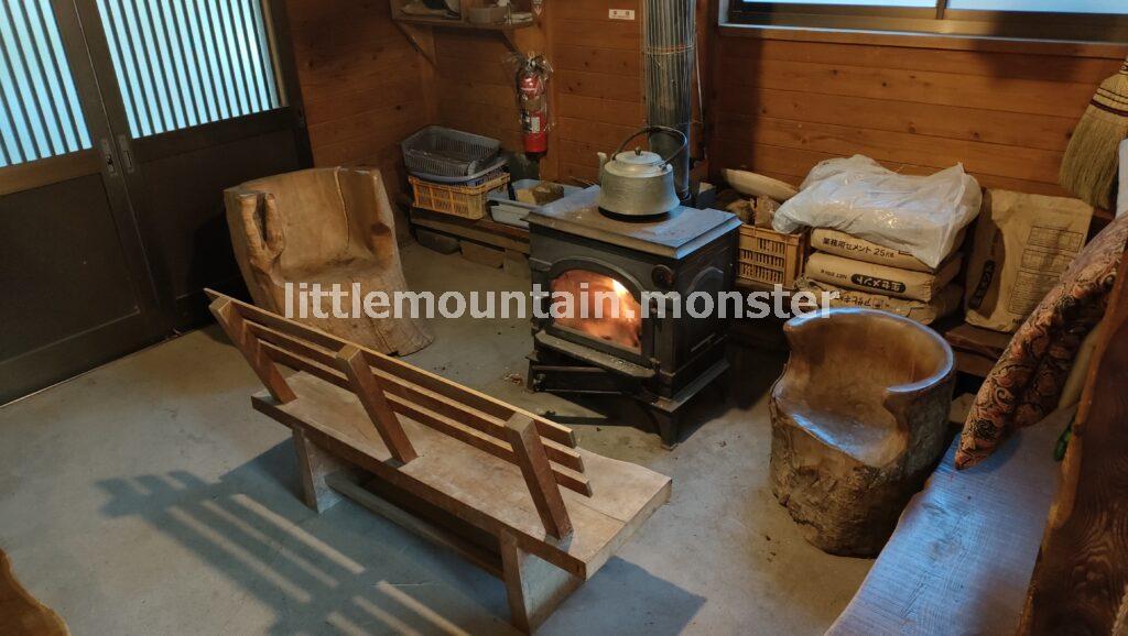 三条の湯でまったり過ごす。温泉、ハンモック、読書、薪ストーブなど