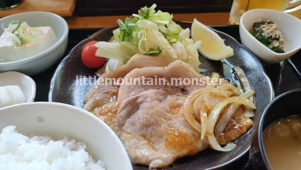 下山メシ：鴨沢バス停横の木漏れ日さんで生姜焼き定食