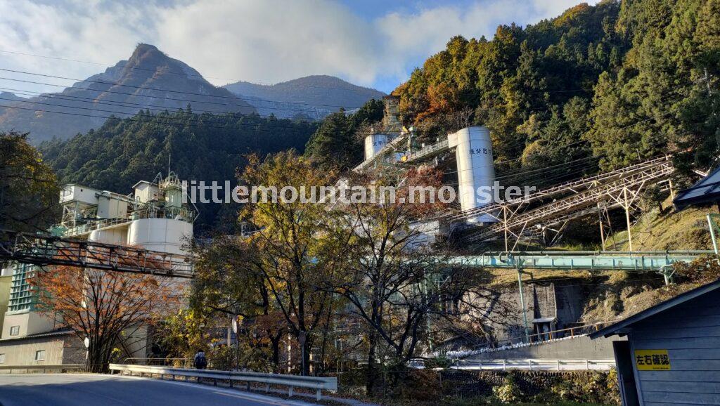 武甲山で採掘される石灰岩！工場群を行く