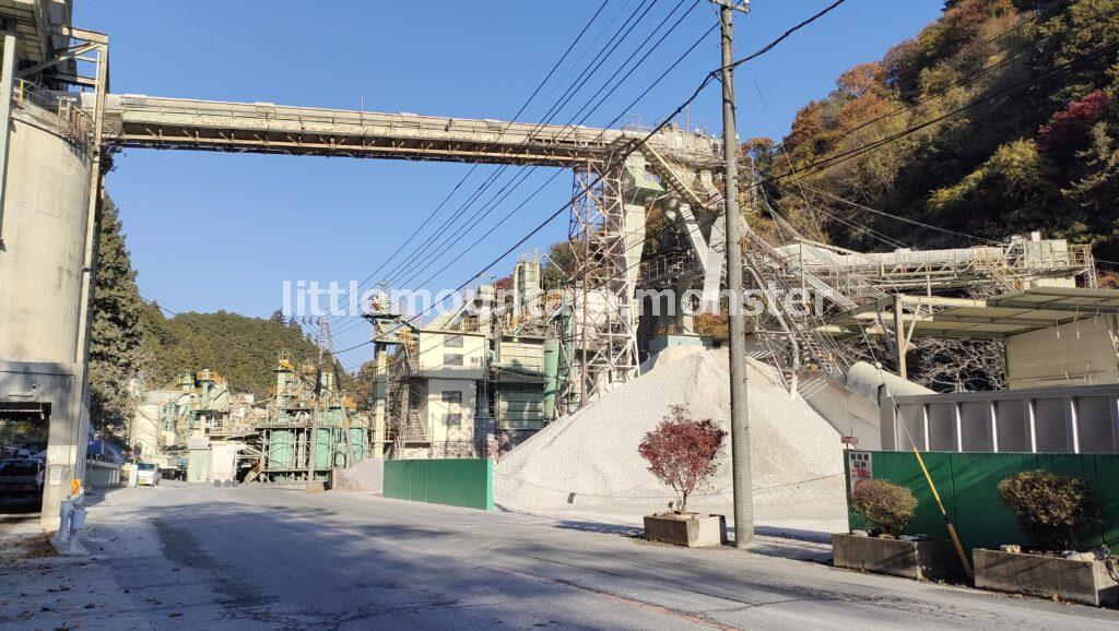 武甲山で採掘される石灰岩！工場群を行く