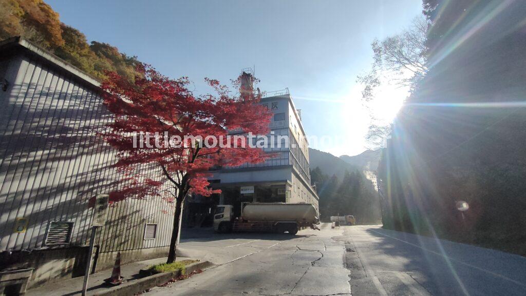 武甲山で採掘される石灰岩！工場群を行く