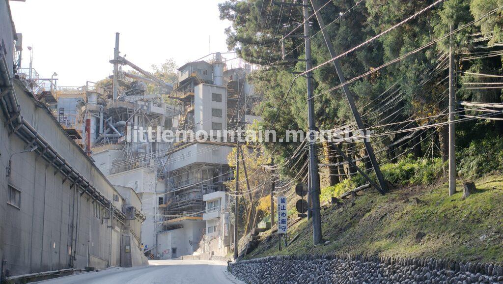 武甲山で採掘される石灰岩！工場群を行く