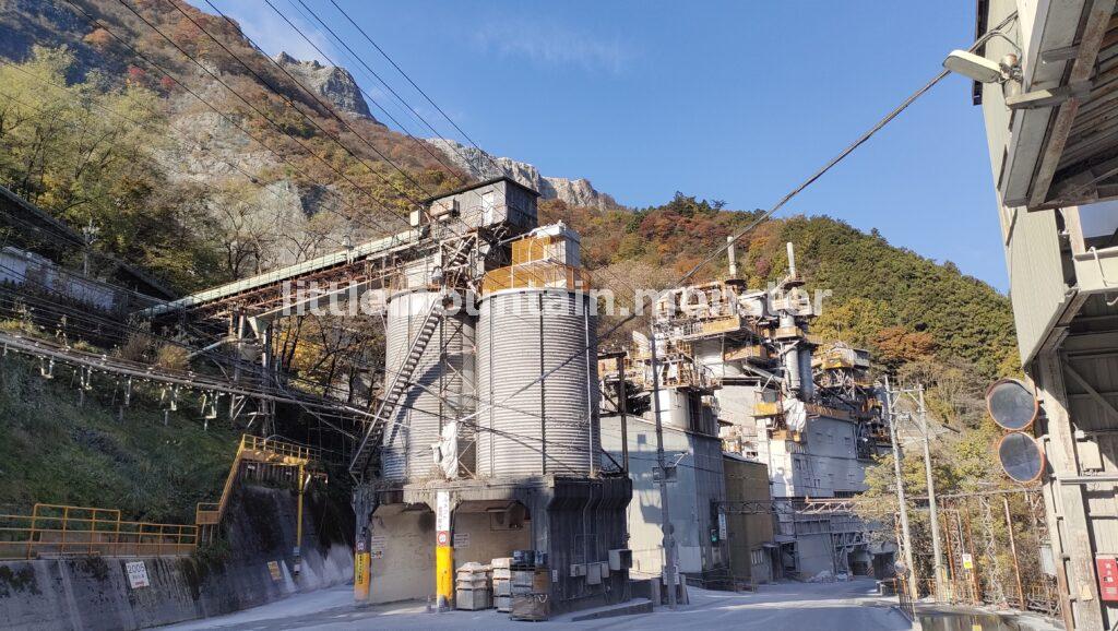 武甲山で採掘される石灰岩！工場群を行く