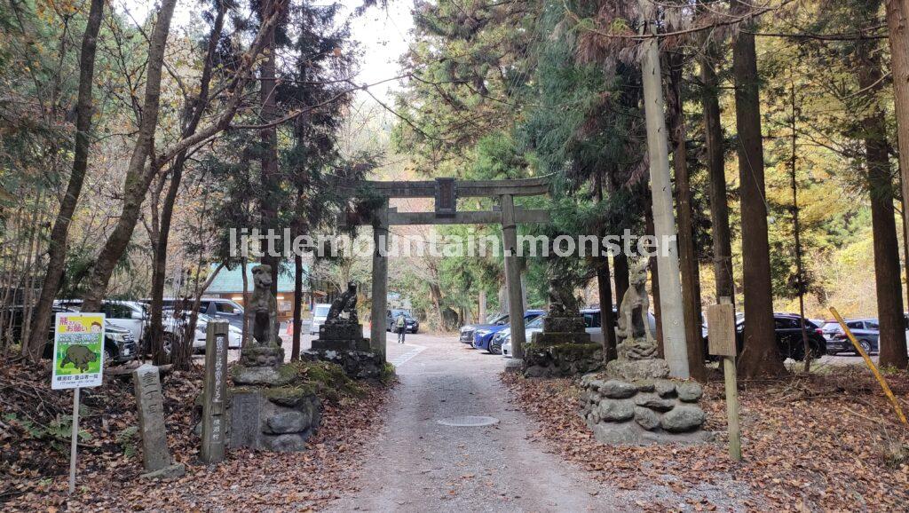 武甲山御嶽神社の一の鳥居から、武甲山山頂を目指す