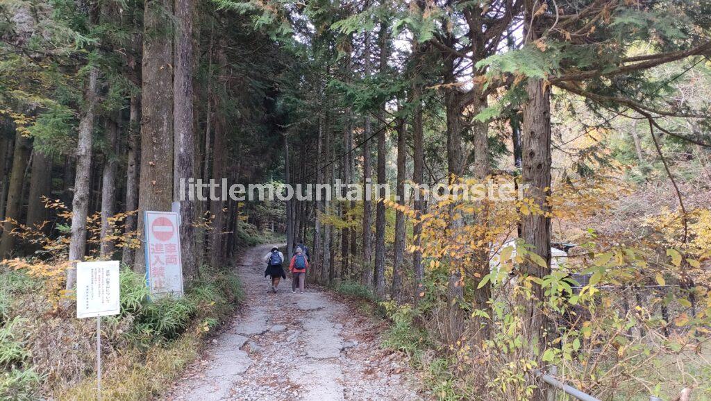 武甲山御嶽神社の一の鳥居から、武甲山山頂を目指す