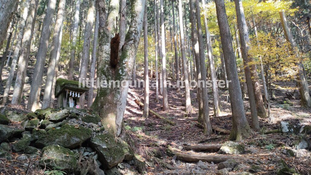 武甲山御嶽神社の一の鳥居から、武甲山山頂を目指す