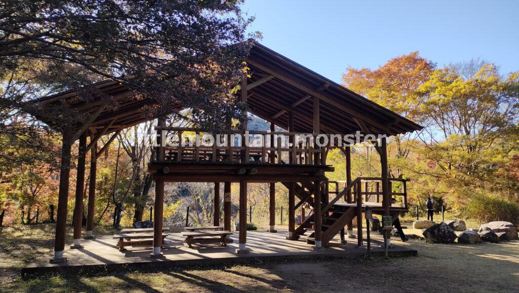 展望台から与謝野晶子「比企の渓」歌碑