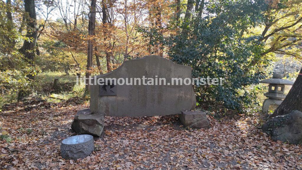 展望台から与謝野晶子「比企の渓」歌碑