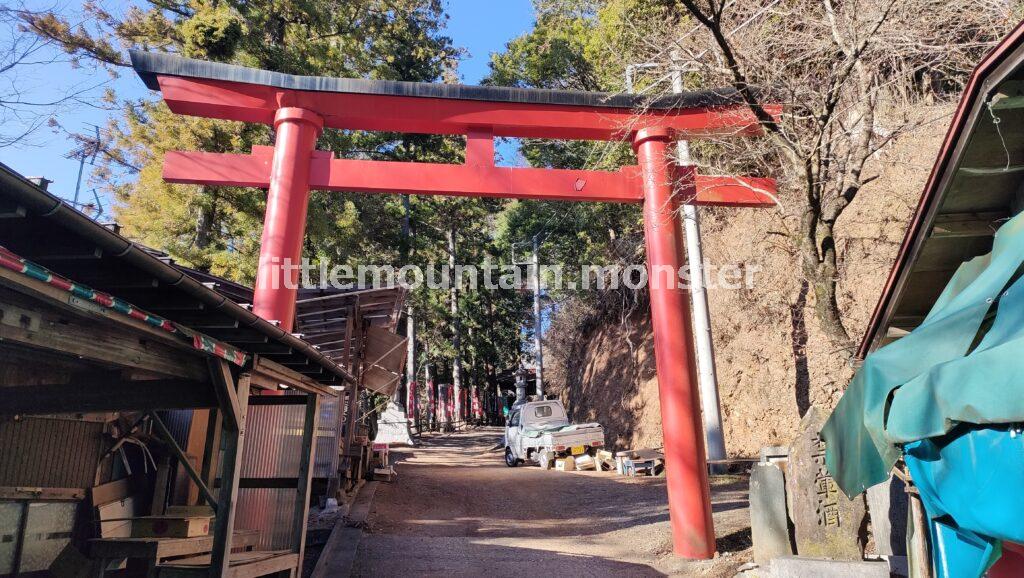 子ノ権現で足腰守護の神仏に手を合わせる