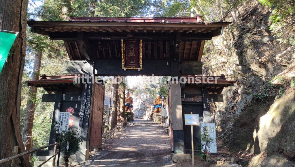 子ノ権現で足腰守護の神仏に手を合わせる