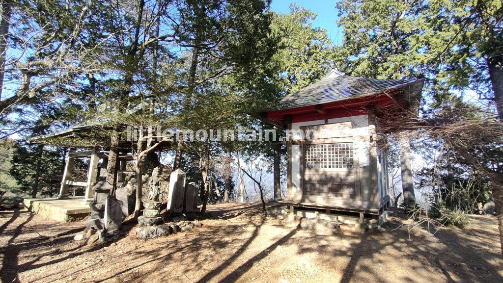 子ノ権現で足腰守護の神仏に手を合わせる