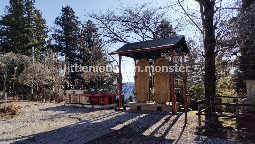 子ノ権現で足腰守護の神仏に手を合わせる