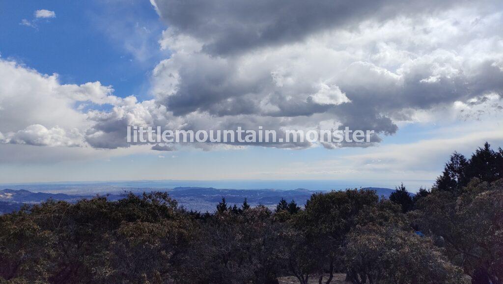 シダンゴ山山頂(758m)で、海を愛でつつひと休み!