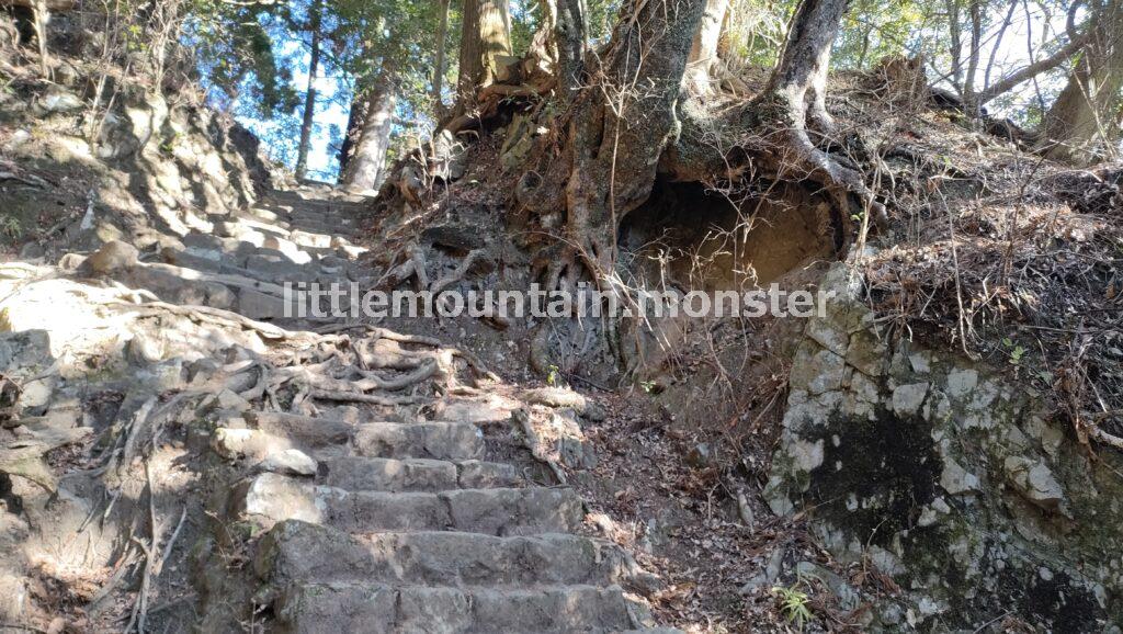阿夫利神社下社付近まで、岩階段をひたすら登る