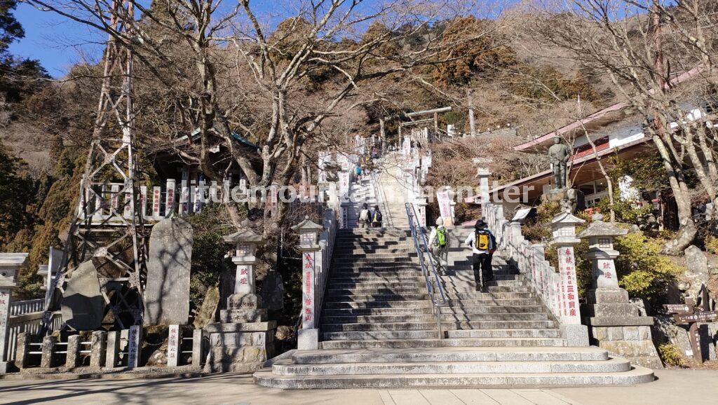 阿夫利神社下社付近まで、岩階段をひたすら登る