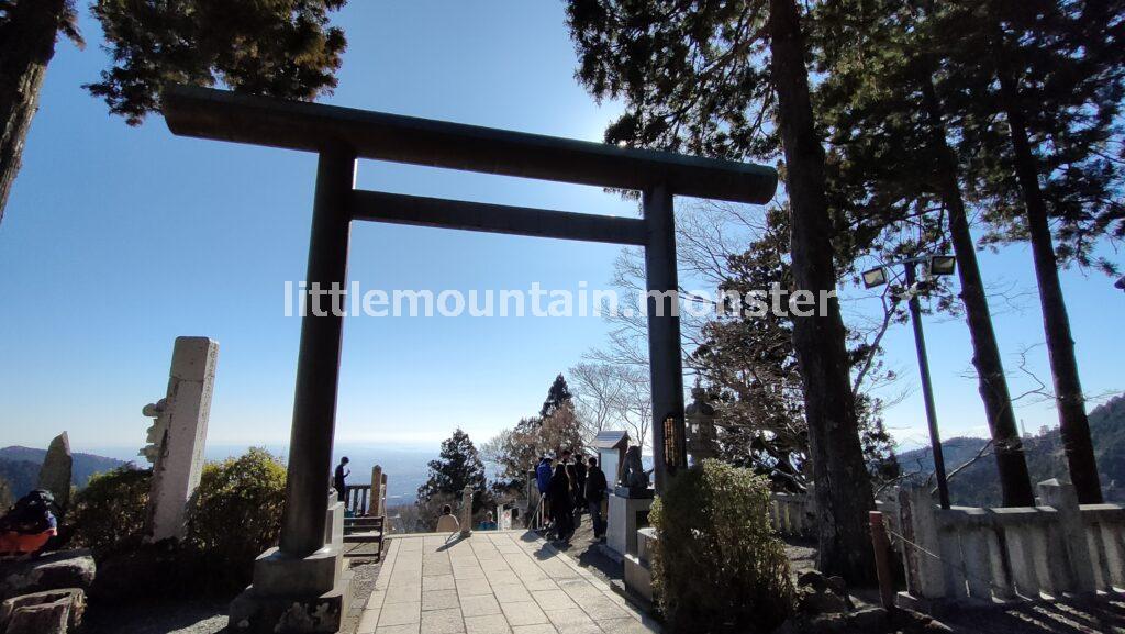 阿夫利神社下社付近まで、岩階段をひたすら登る