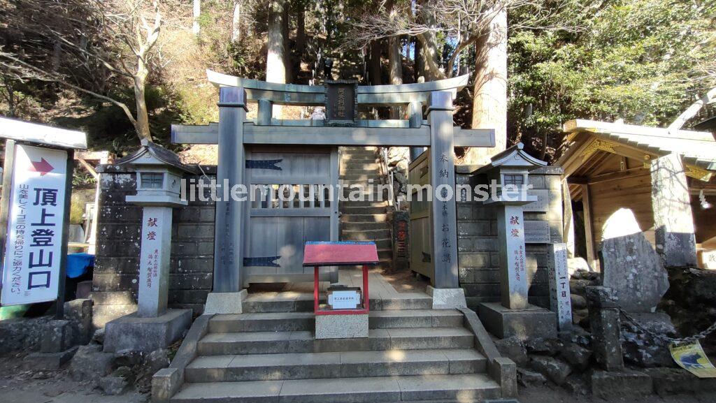 阿夫利神社下社付近まで、岩階段をひたすら登る