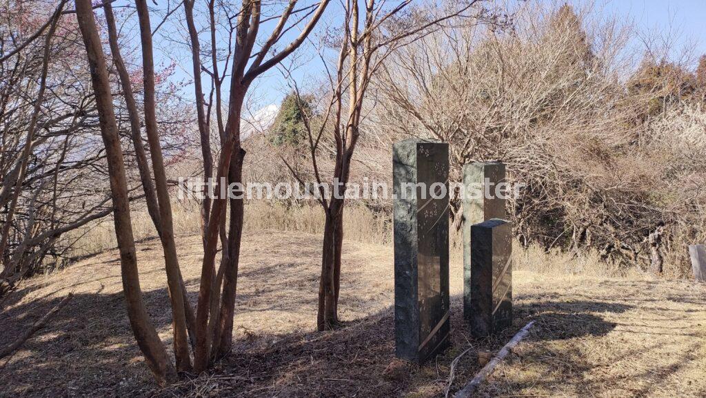 富士山ドーン!舗装コンクリの道を松田山山頂へ登る