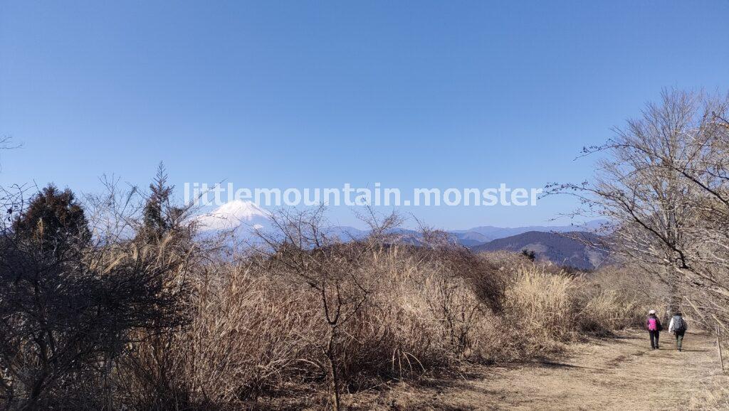 富士山ドーン!舗装コンクリの道を松田山山頂へ登る