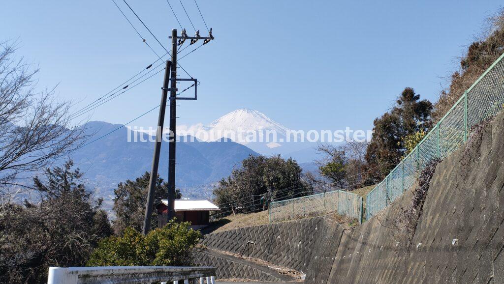 富士山ドーン!舗装コンクリの道を松田山山頂へ登る