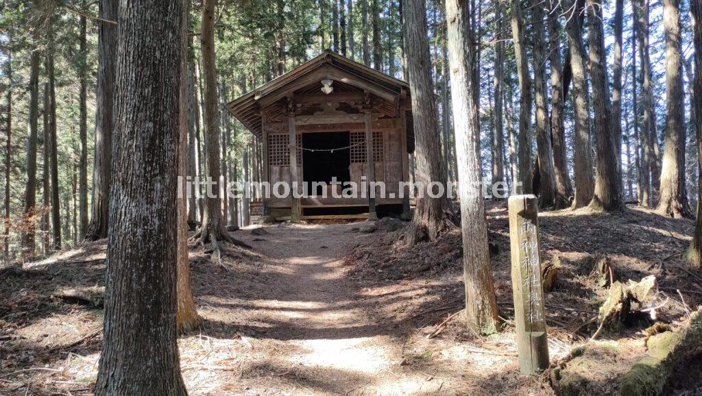 両神神社の奥社で祈りを捧げる