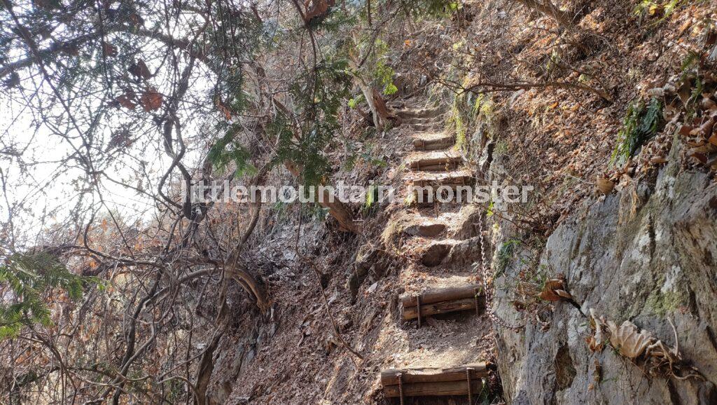 最後の難関！岩場の鎖をよじ登る